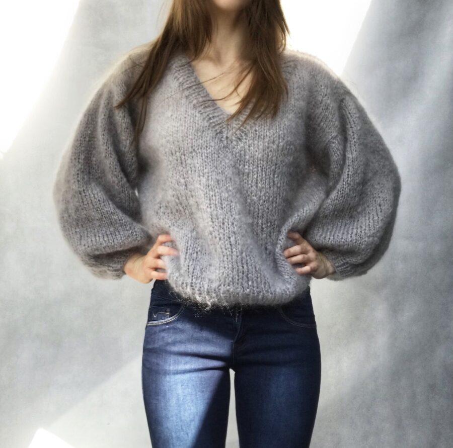 jasnoszary moherowy sweter oversize wzór na druty