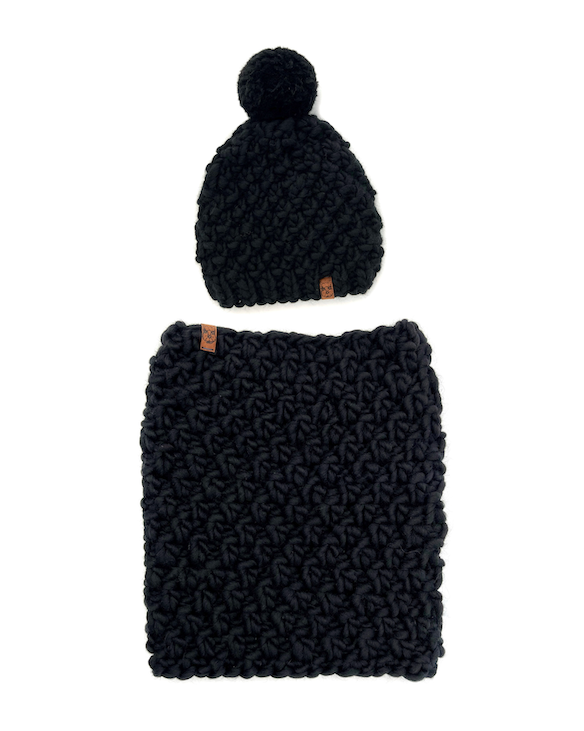 czarny komplet czapka z pomponem komin z grubej wełny na zimę