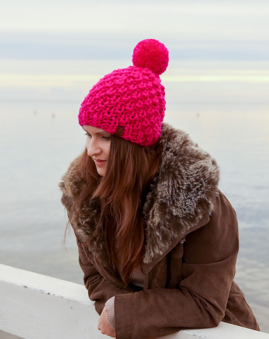 czapka z pomponem na zimę z grubej wełny modny kolor na prezent dla córki