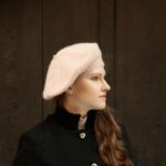 jasno różowy klasyczny beret z wełny alpaki z antenką