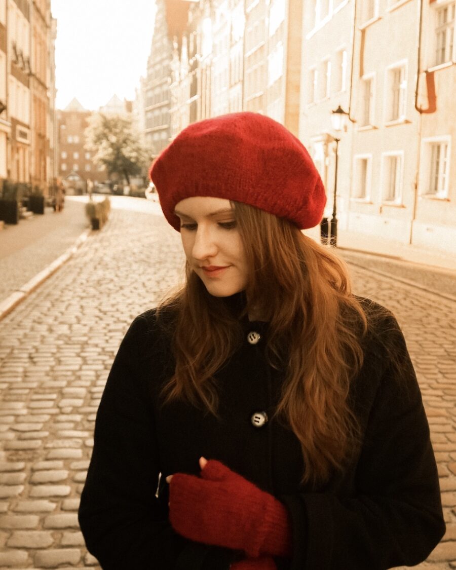 komplet zimowy z wełny alpaki czerwony beret i mitenki
