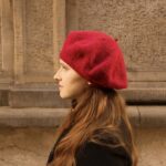 czerwony klasyczny beret z wełny alpaki z antenką